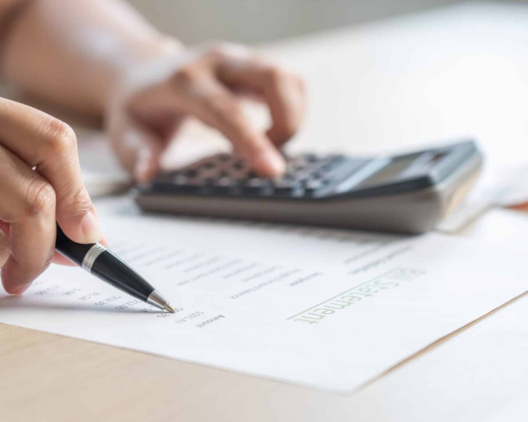 woman calculate bill budget payment home accounti 2025 01 09 08 31 04 utc min scaled uai Compra y venta de casas y pisos La Cerdanya