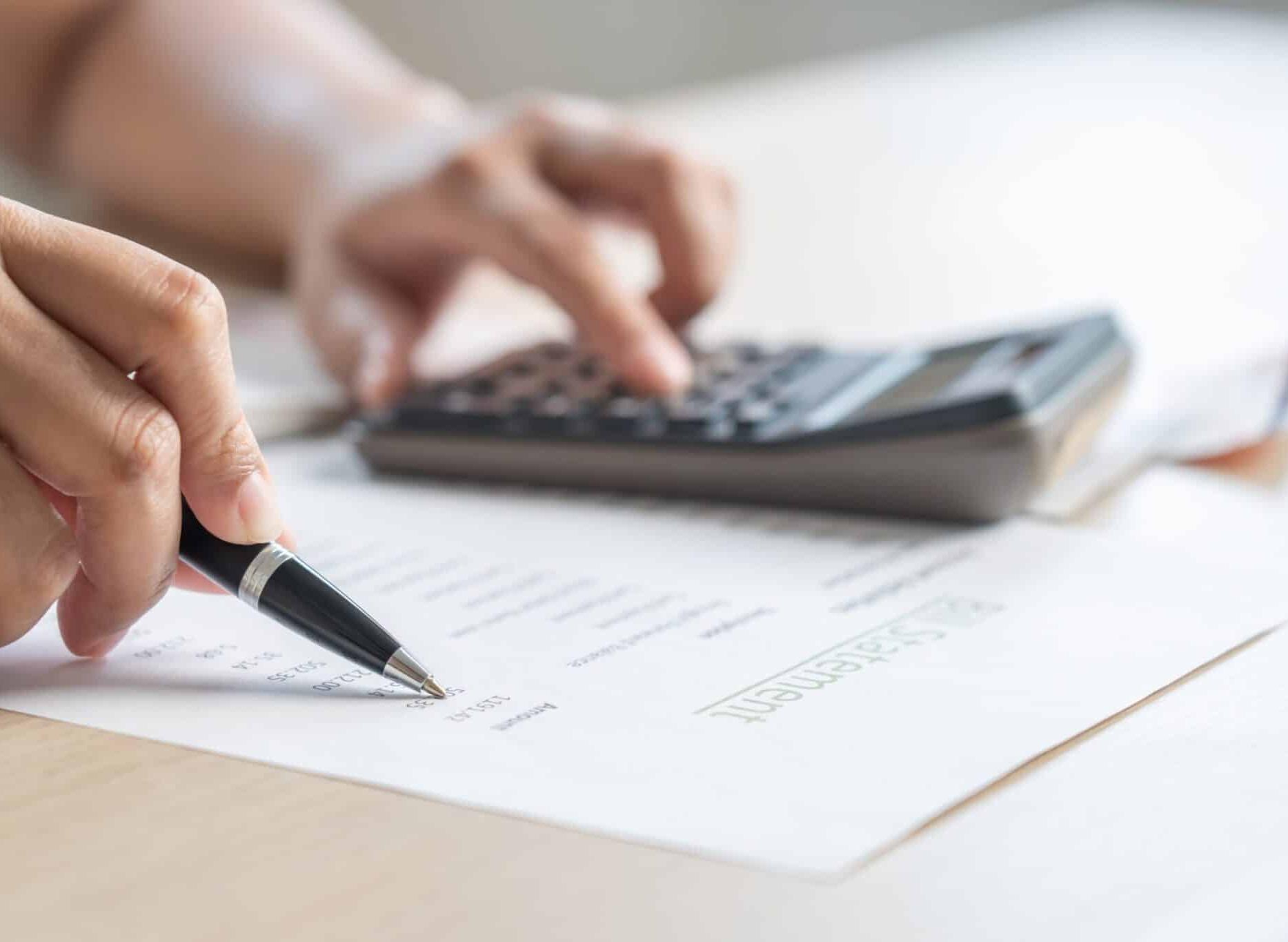 woman calculate bill budget payment home accounti 2025 01 09 08 31 04 utc min scaled uai Compra y venta de casas y pisos La Cerdanya
