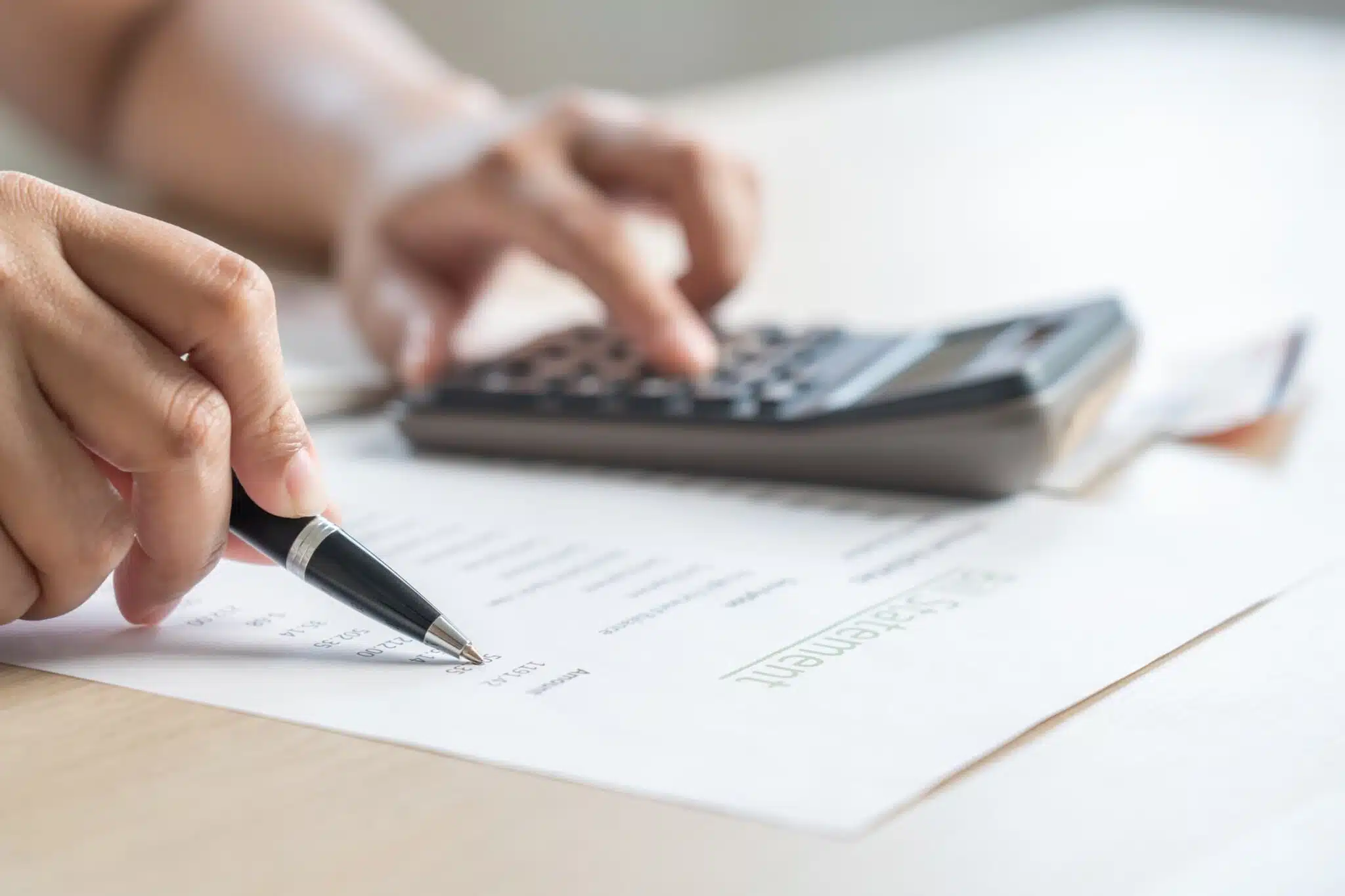 woman calculate bill budget payment home accounti 2025 01 09 08 31 04 utc min scaled Compra y venta de casas y pisos La Cerdanya